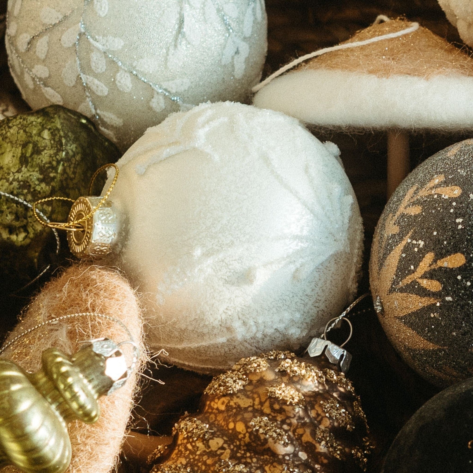 ChristmasFrosted Willow Glass Ornament - Dekor Butik