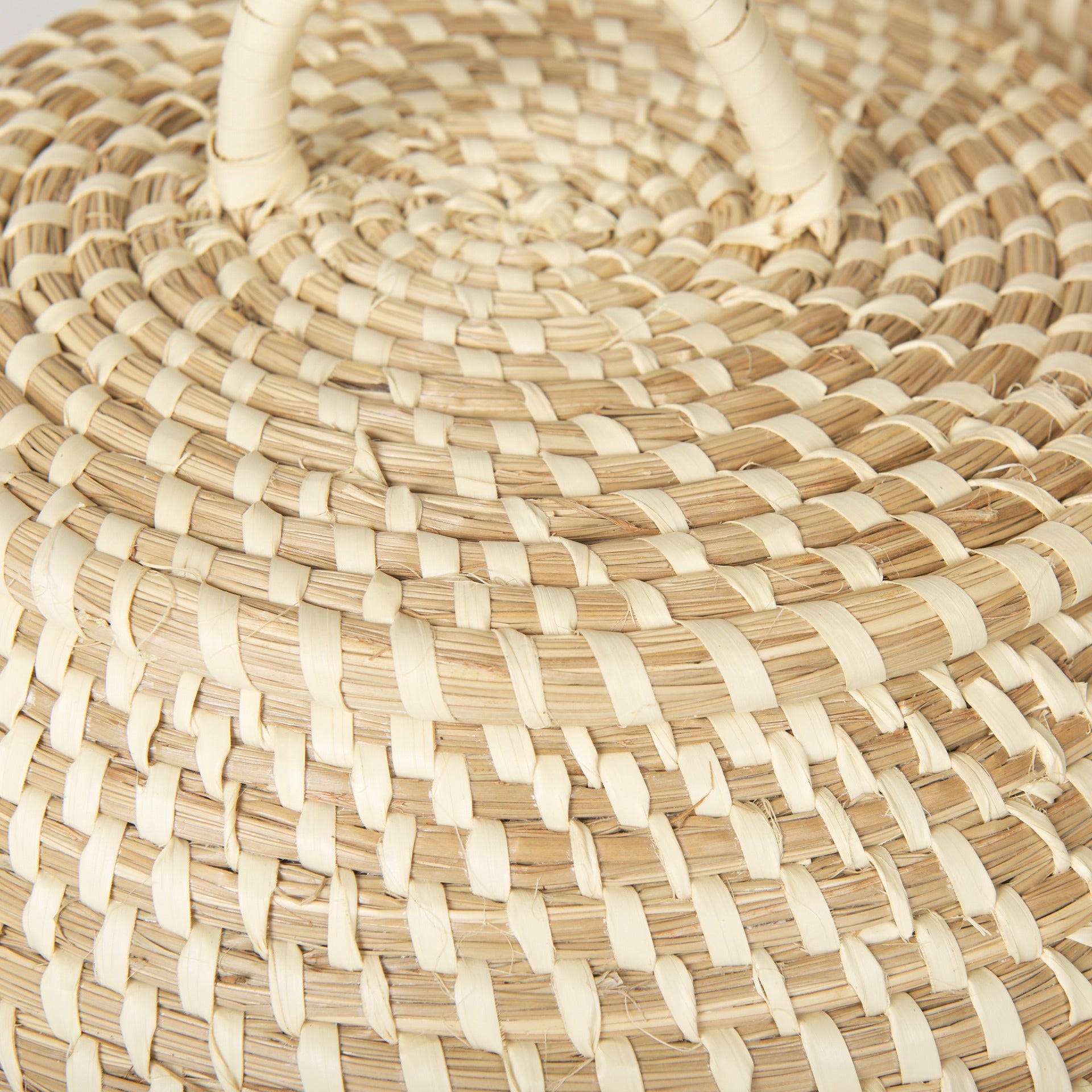 Kalopa Set of 2 Seagrass Floor Baskets w/ Flat Handled Lid