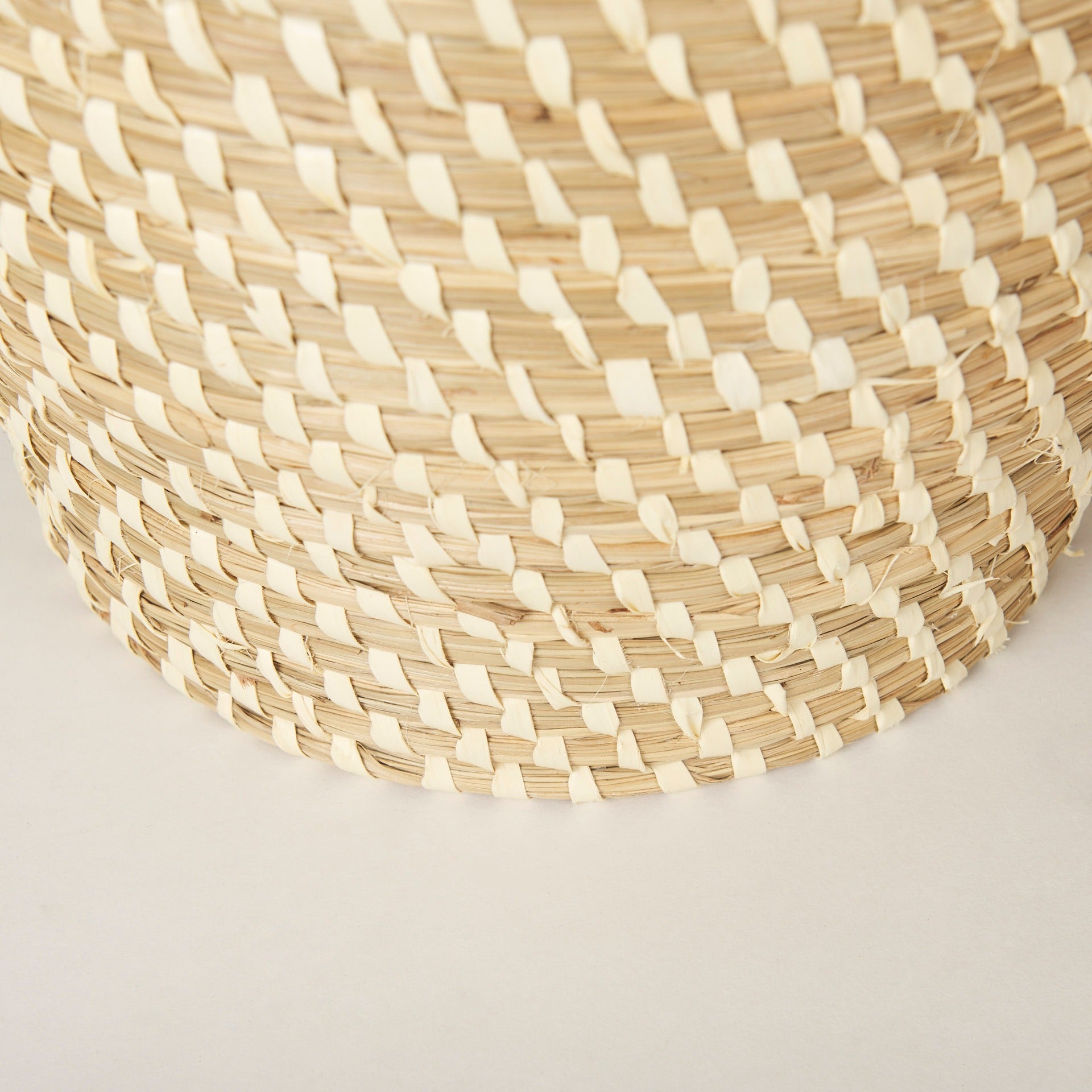 Kalopa Set of 2 Seagrass Floor Baskets w/ Flat Handled Lid
