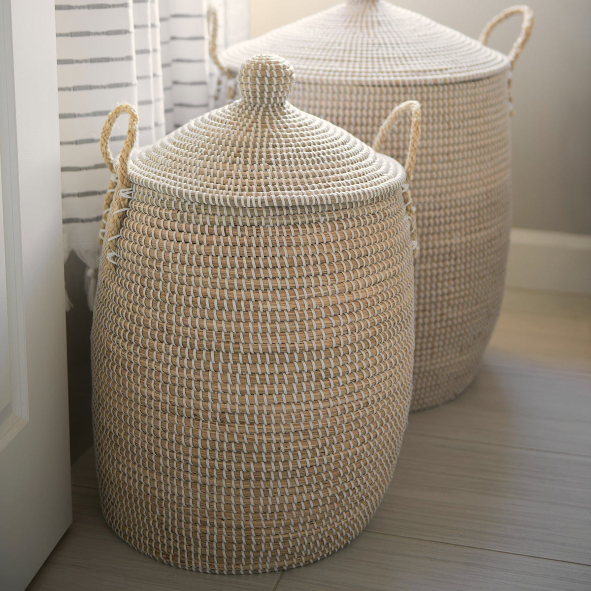 Kairi Set of 2 Seagrass Floor Baskets w/ Lids and Handles - Dekor Butik
