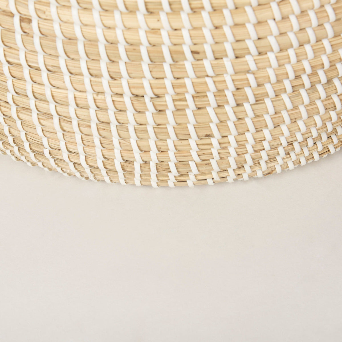 Kairi Set of 2 Seagrass Floor Baskets w/ Lids and Handles - Dekor Butik