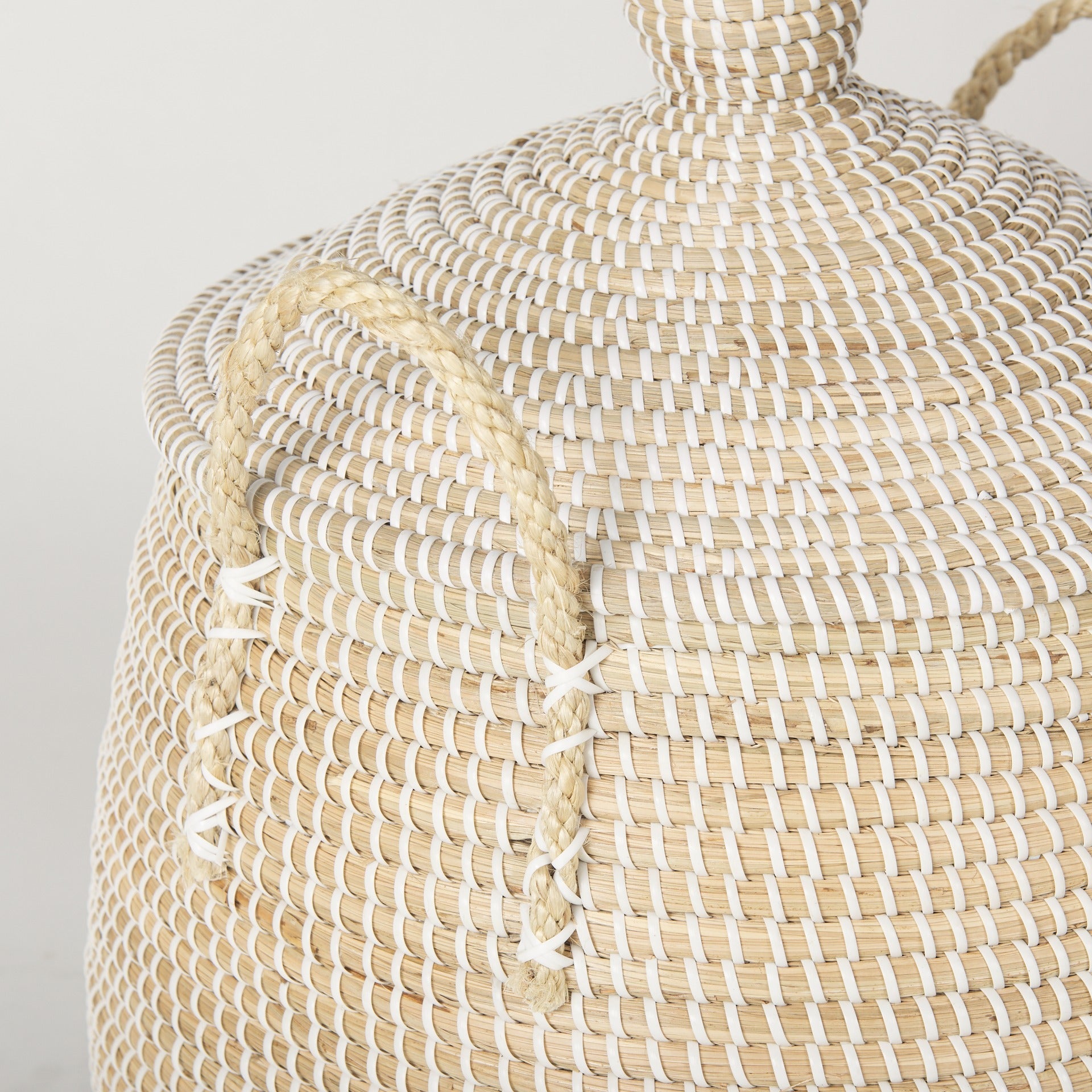 Kairi Set of 2 Seagrass Floor Baskets w/ Lids and Handles - Dekor Butik