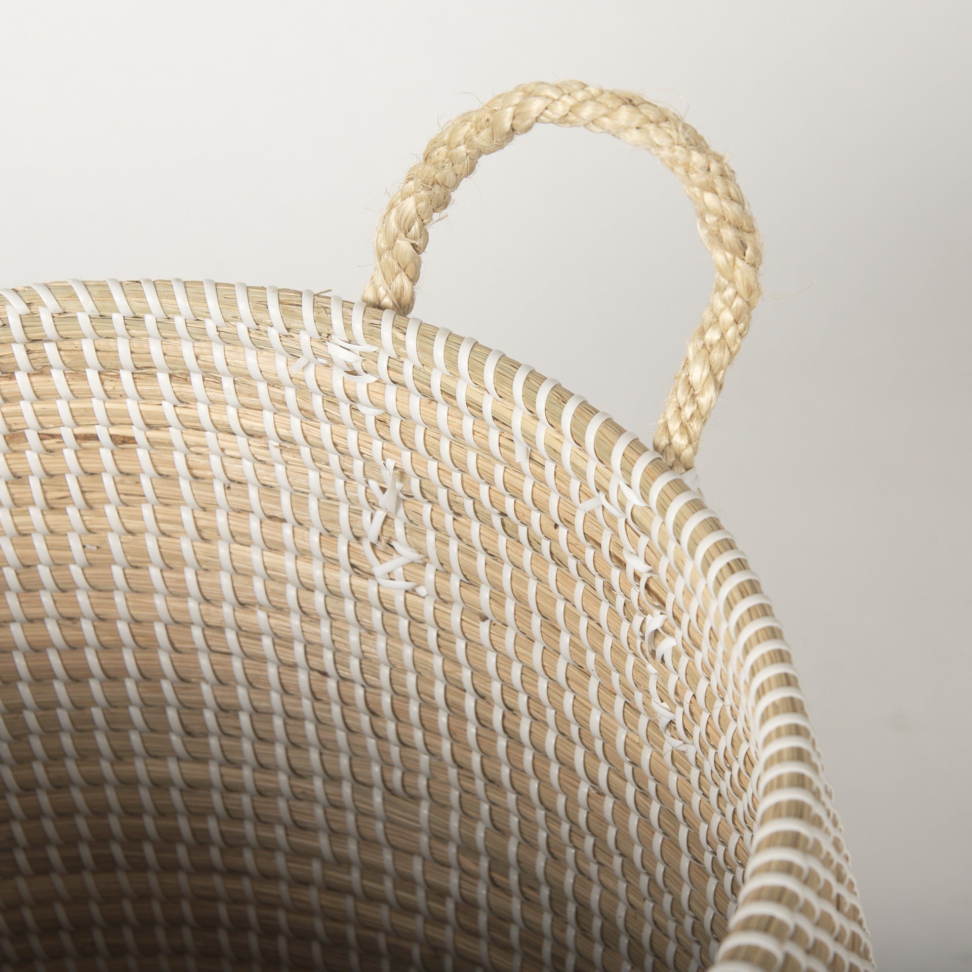 Kairi Set of 2 Seagrass Floor Baskets w/ Lids and Handles - Dekor Butik