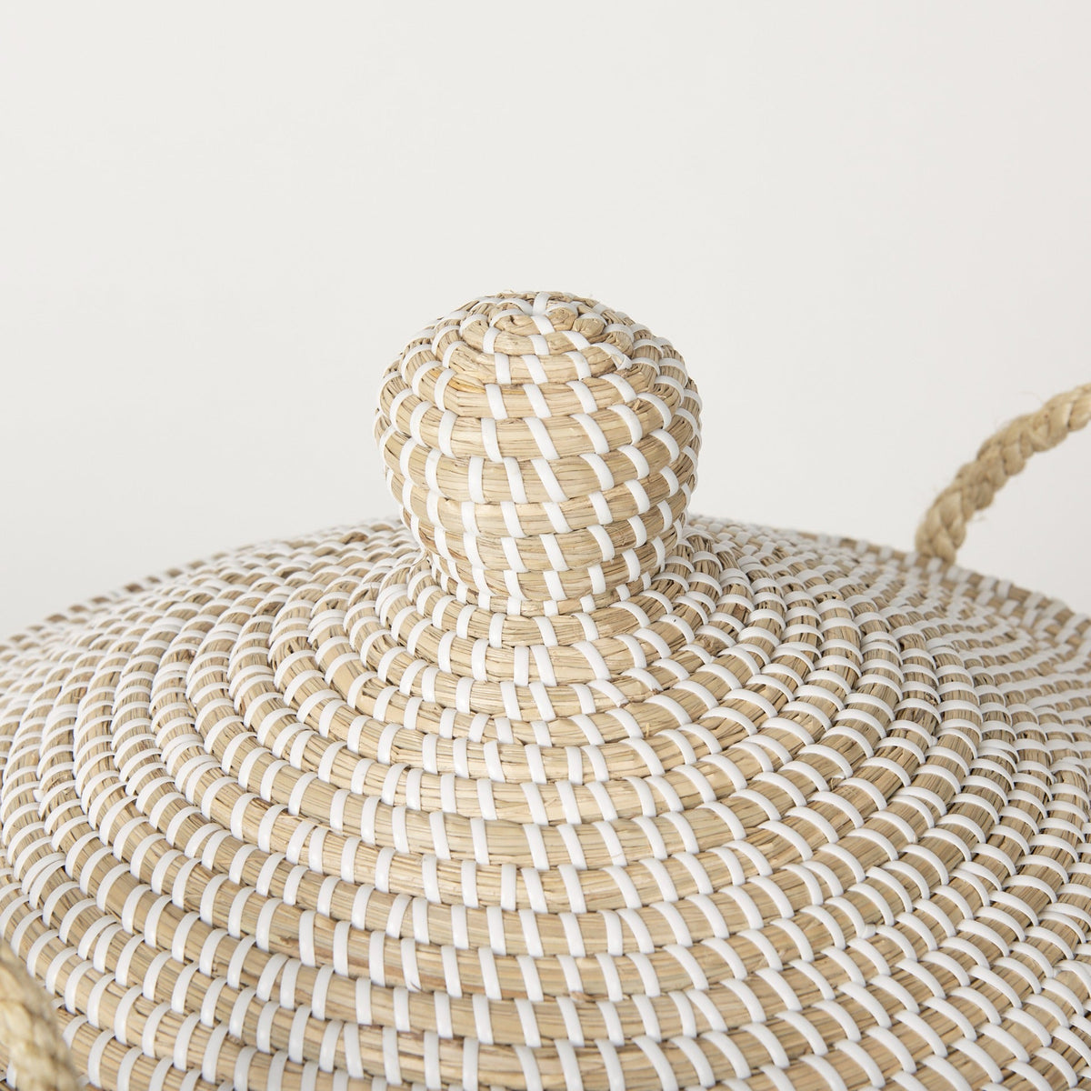 Kairi Set of 2 Seagrass Floor Baskets w/ Lids and Handles - Dekor Butik