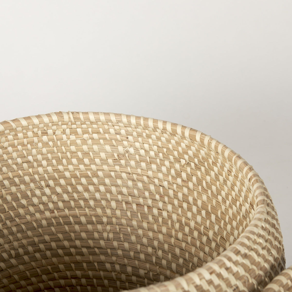 Kalopa Set of 2 Seagrass Floor Baskets w/ Flat Handled Lid - Dekor Butik