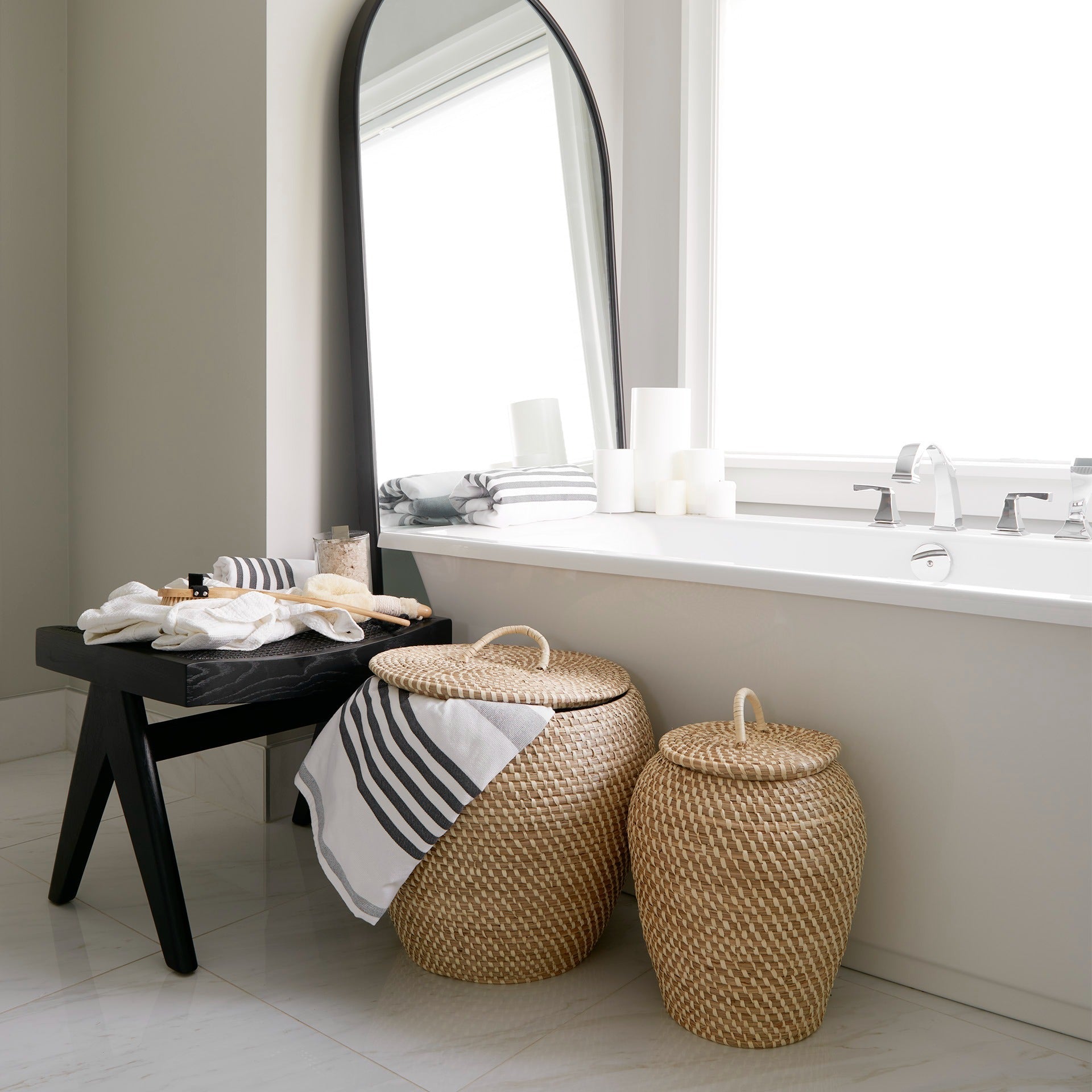 Kalopa Set of 2 Seagrass Floor Baskets w/ Flat Handled Lid - Dekor Butik