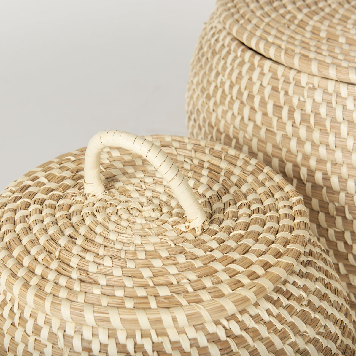 Kalopa Set of 2 Seagrass Floor Baskets w/ Flat Handled Lid - Dekor Butik
