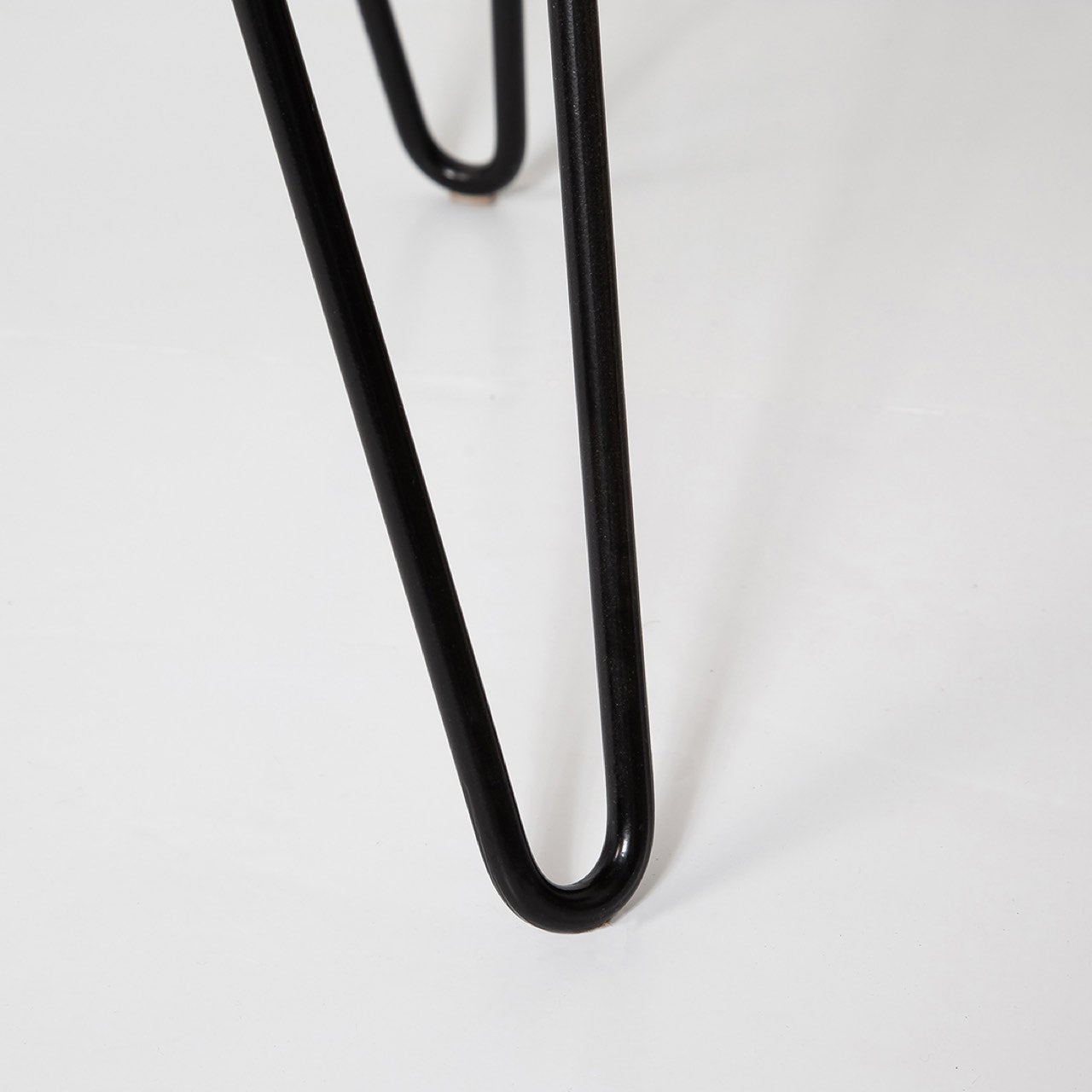baseNatura Hairpin Accent Table - Round - Dekor Butik