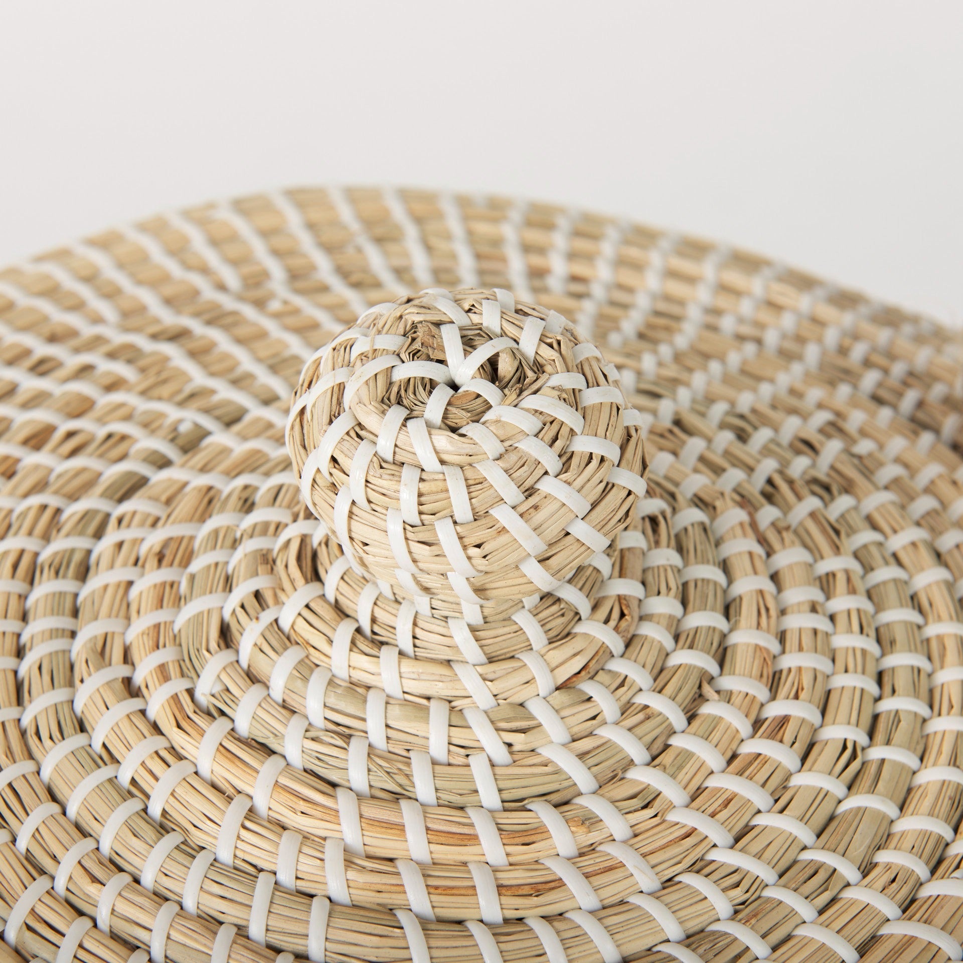Olivia 15.7L x 15.7W x 17.3H Set of 3 Beige Seagrass Basket W/Lid and Handles - Dekor Butik